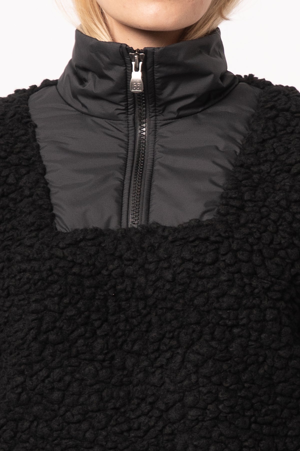 Varmahlid Shearling Zip Neck Black